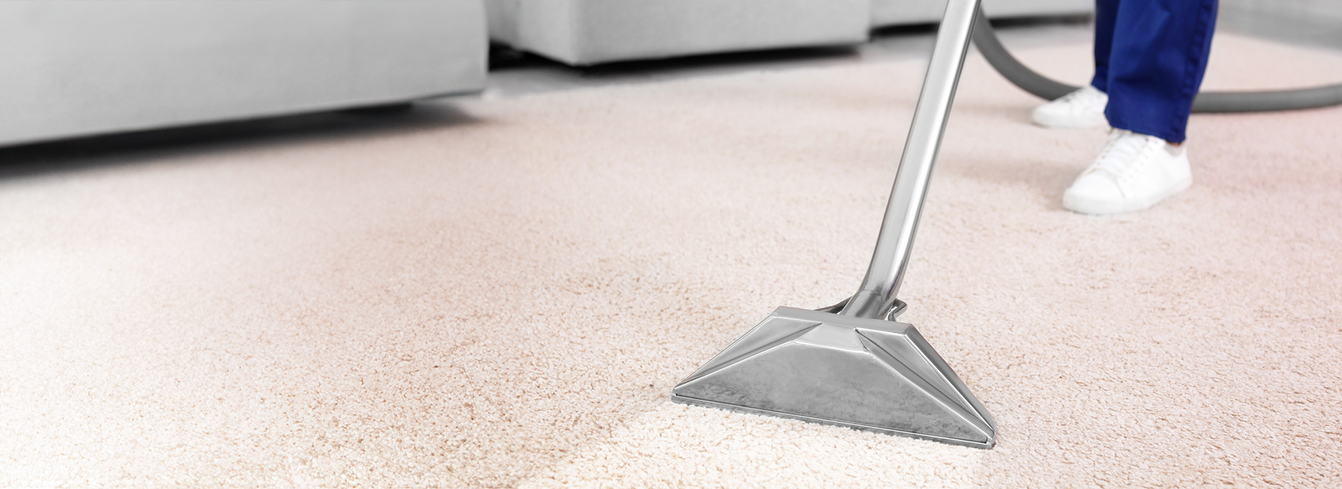 Carpet cleaning with vacuum tool